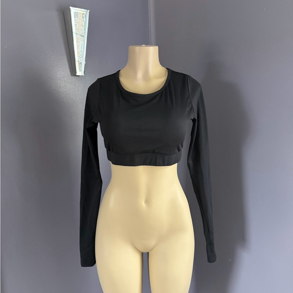 Women's Black Long-Sleeve Crop Top - Sleek Everyday Fit